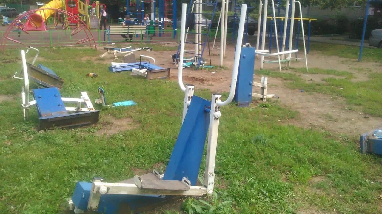 Опасные спортивные элементы убрали с детской площадки Подольска после жалобы жителя