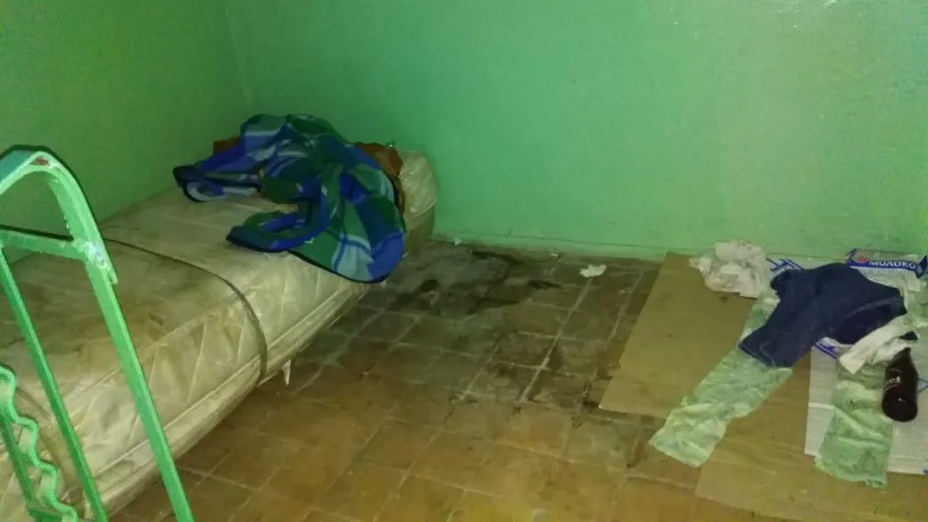 Сотрудники УК в Подольске привели в порядок чердак после проживания бомжа