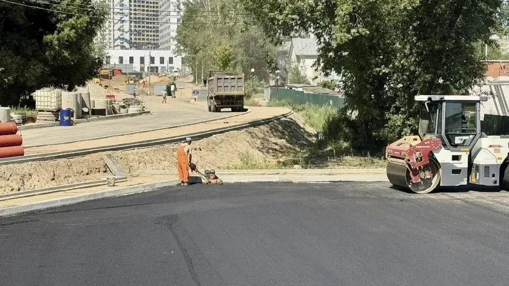 В Котельниках Подмосковья укладывают асфальт на парковке у ВОК