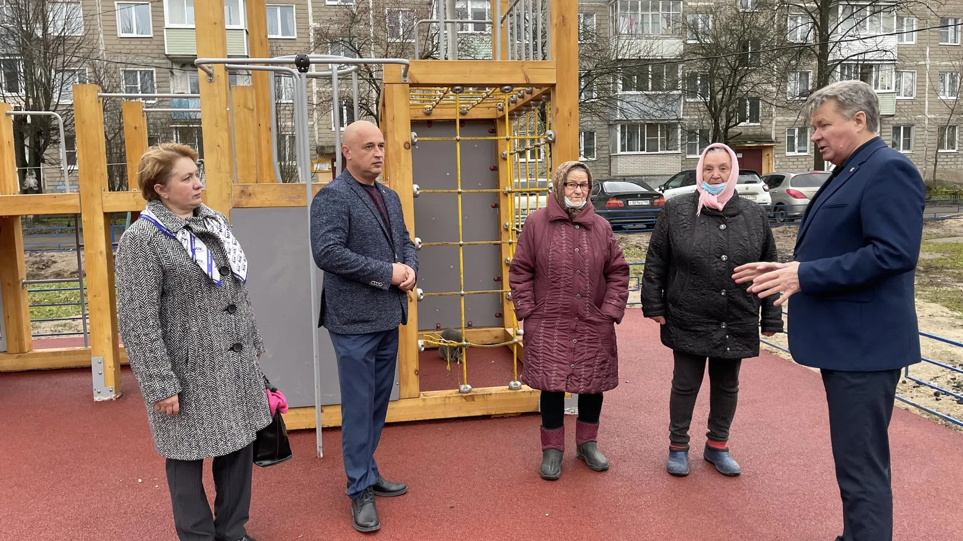 Депутат Мособлдумы проверил благоустройство детской площадки в Щелкове