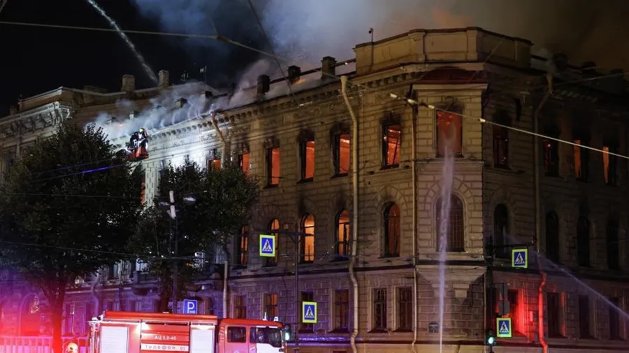 Почерневшие окна и горелый фасад: фото сгоревшего особняка Миллера в Петербурге