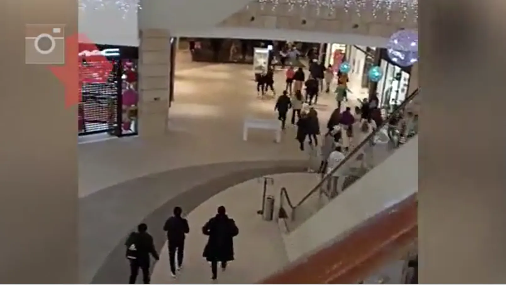 В Сети появилось видео эвакуации людей из ТЦ «Метрополис» в Москве
