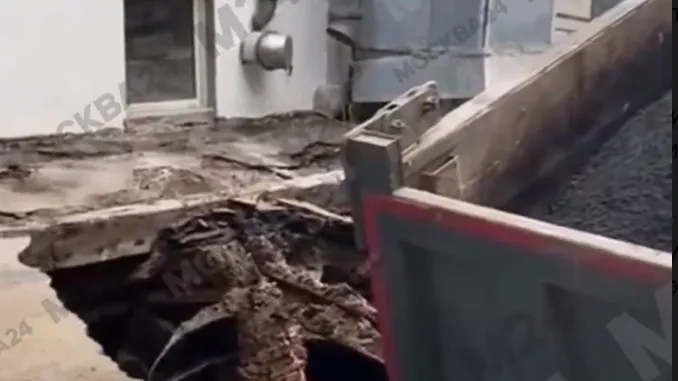 Грузовик с асфальтом провалился под землю во дворе московского дома