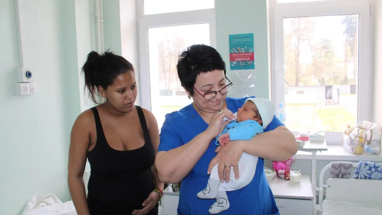 Отдыхавшая в отпуске кубинка родила первенца в Пушкине