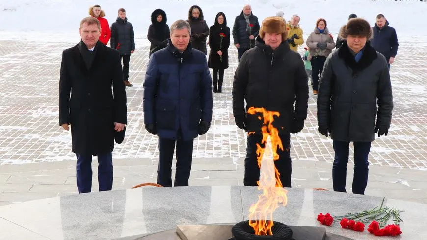 Цветы возложили к Вечному огню в Мытищах в честь Дня защитника Отечества