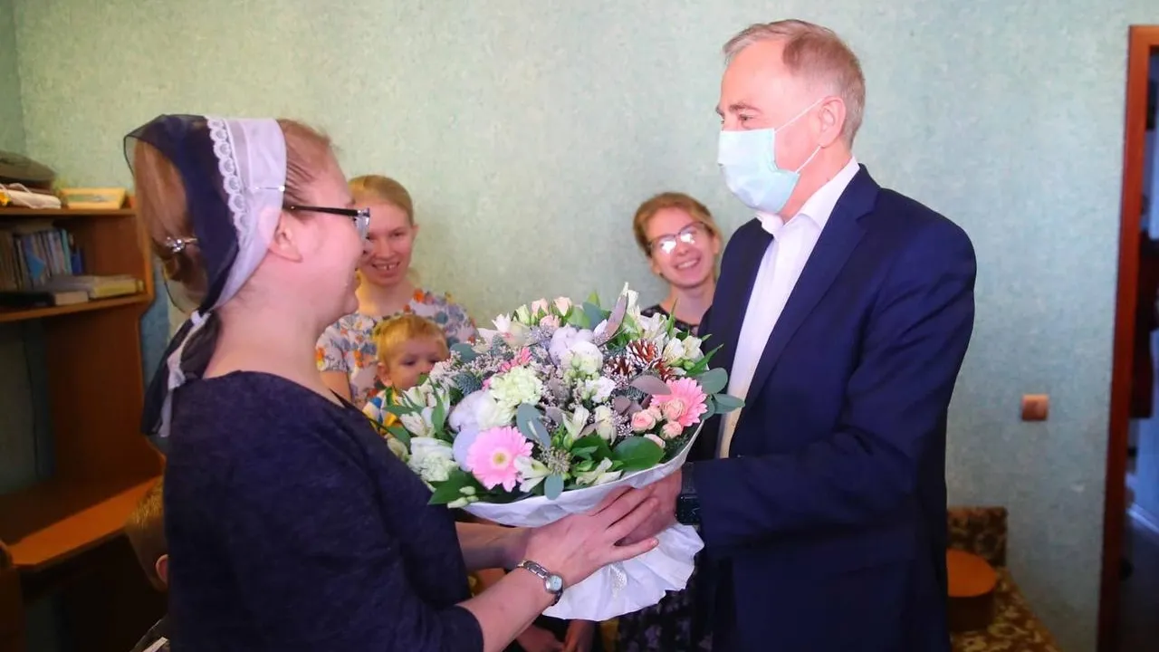 Глава Люберец вручил сладкие подарки многодетной семье округа