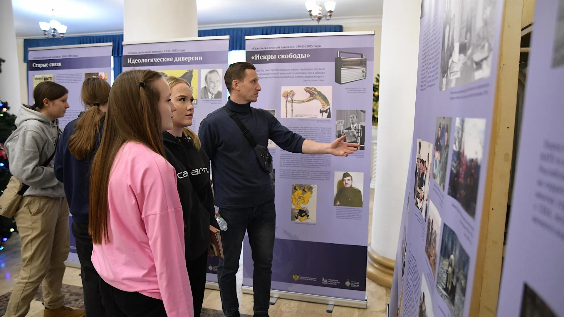 Молодежь Подмосковья посмотрела фильм о штурмовых медиках ко Дню Героев Отечества