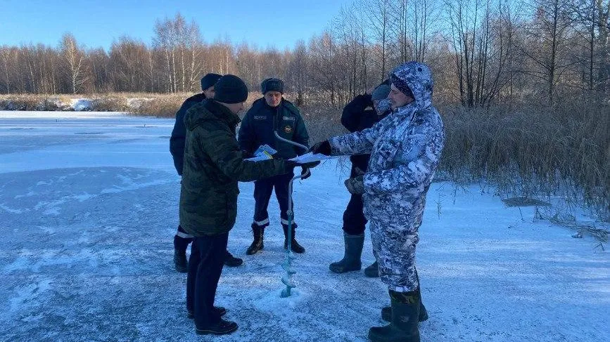 Рыбакам в Павловском Посаде напоминают о запрете выхода на тонкий лед