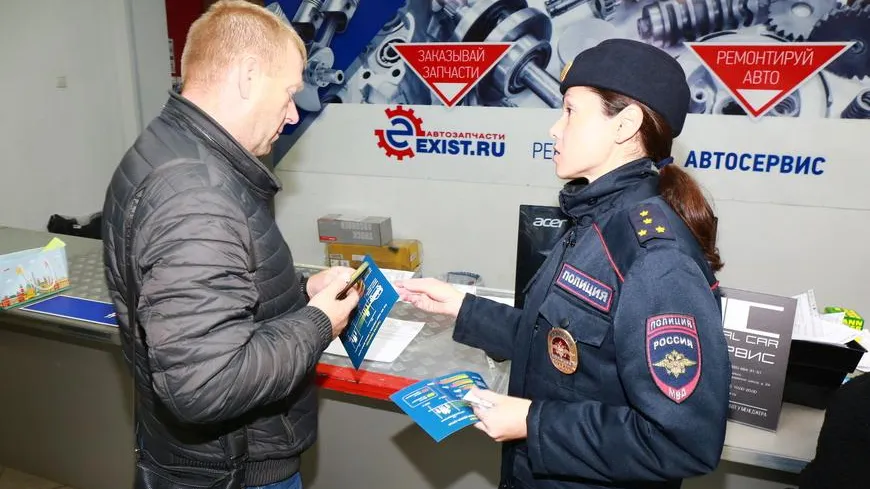 Посетителям АЗС в Подольске напомнили о важности ношения светоотражателей