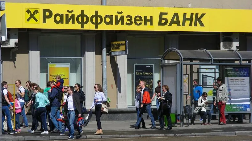 Райффайзенбанк прекратит переводы иностранной валюты физлицам со 2 сентября