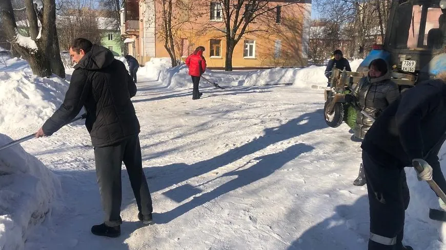 Субботник по уборке снега провели во дворах микрорайона Подольска