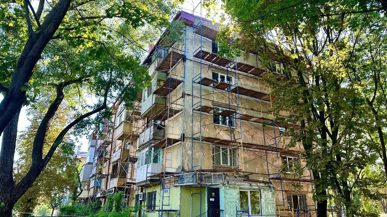 Строители из Московской области приступили к активной фазе ремонта фасадов в Мариуполе