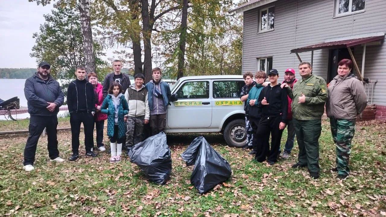 В Богородском округе рядом с реликтовым озером провели субботник