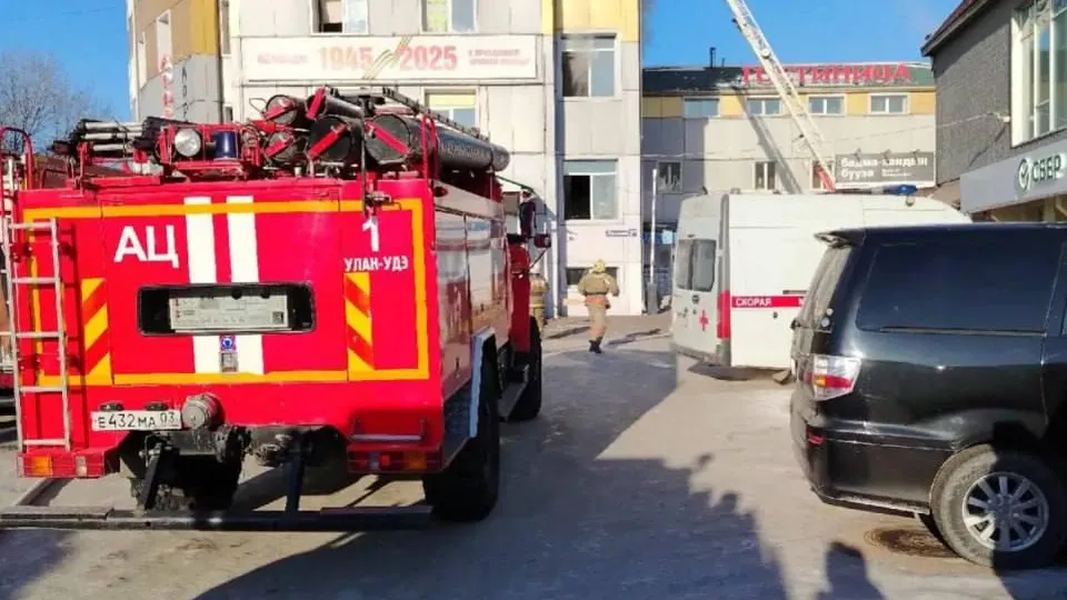 Огонь охватил несколько этажей: видео крупного пожара в ТЦ Улан-Удэ