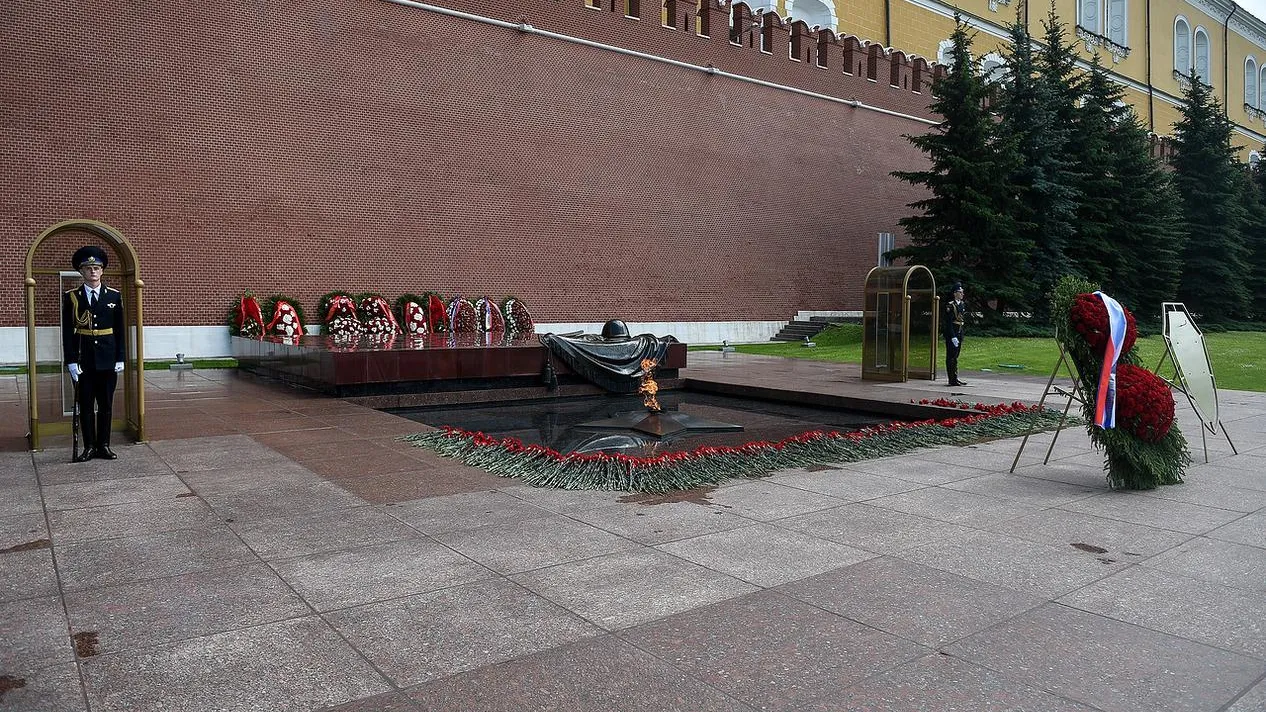 Воробьев принял участие в церемонии возложения цветов к Могиле Неизвестного Солдата