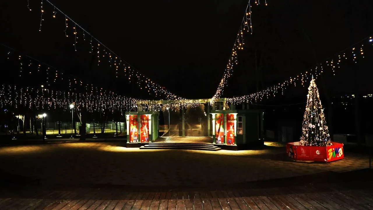 Главная новогодняя ель установлена на площади Победы в Раменском