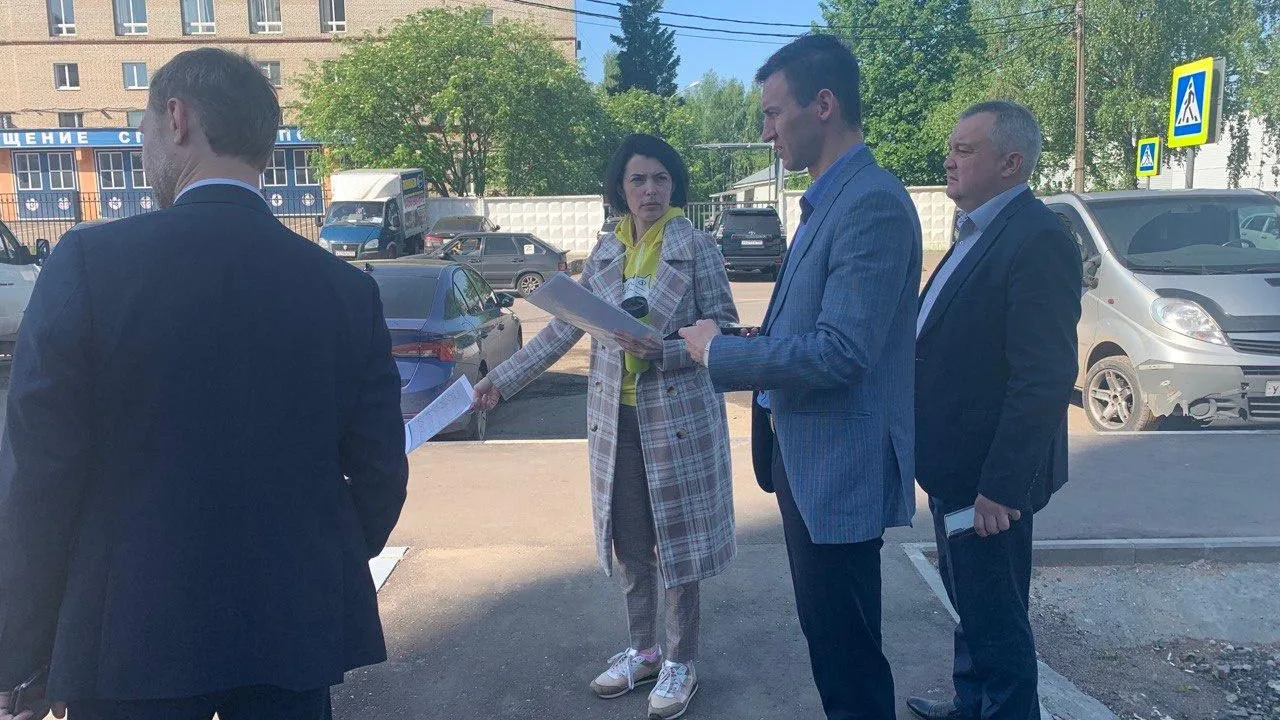 Собственник здания в Подольске уничтожил газон у соседнего дома