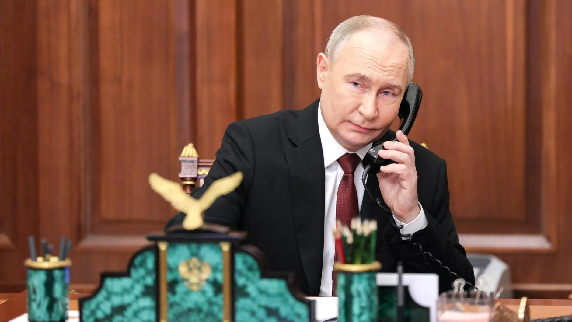 Владимира Путин провел телефонный разговор с президентом ОАЭ