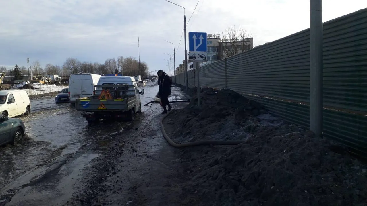 К устранению подтопления на Осташковском шоссе приступили в Подмосковье