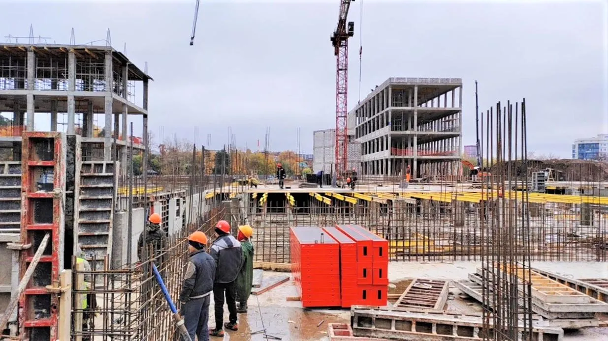 Более 120 рабочих строят образовательный комплекс в Павшинской пойме Красногорска