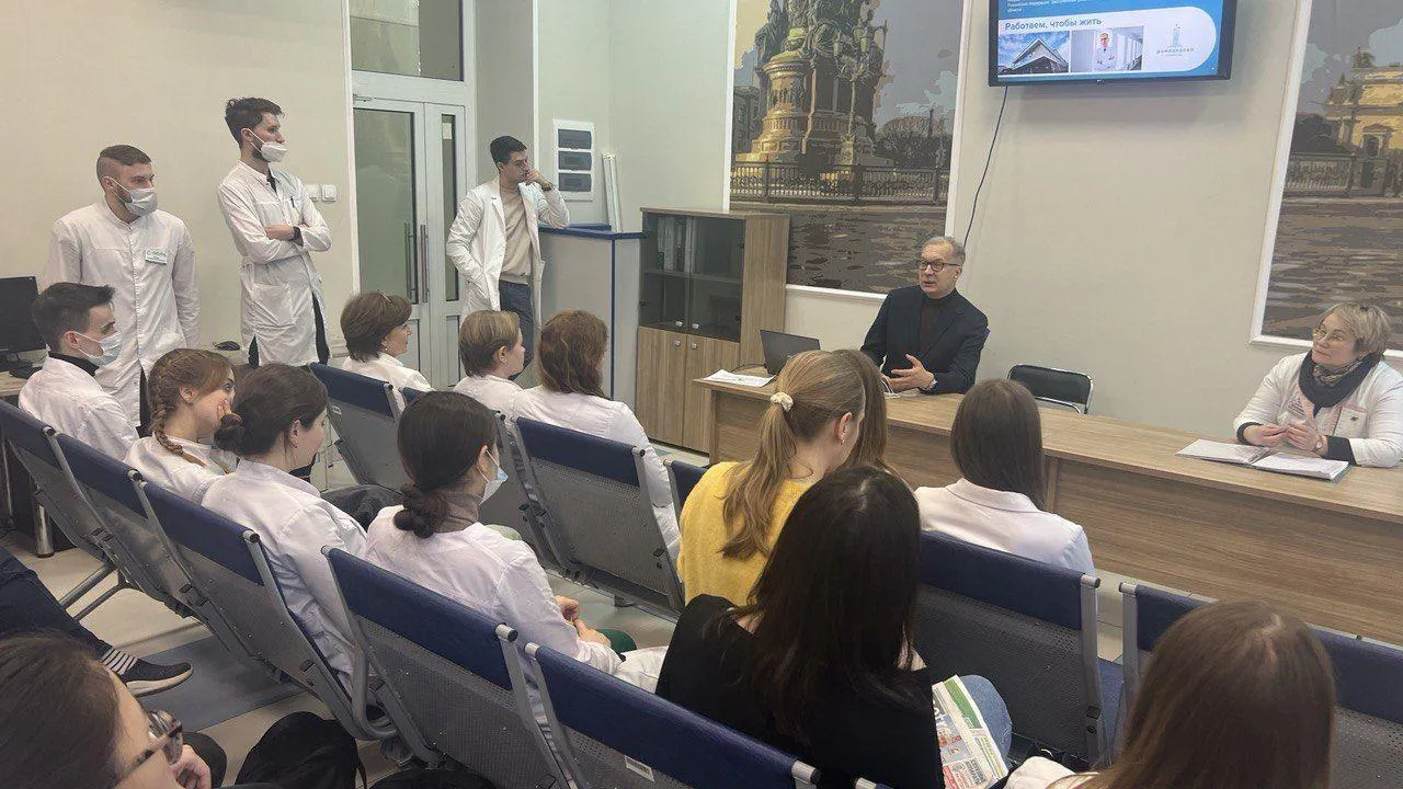 Главный врач подмосковной больницы встретился со студентами‑медиками