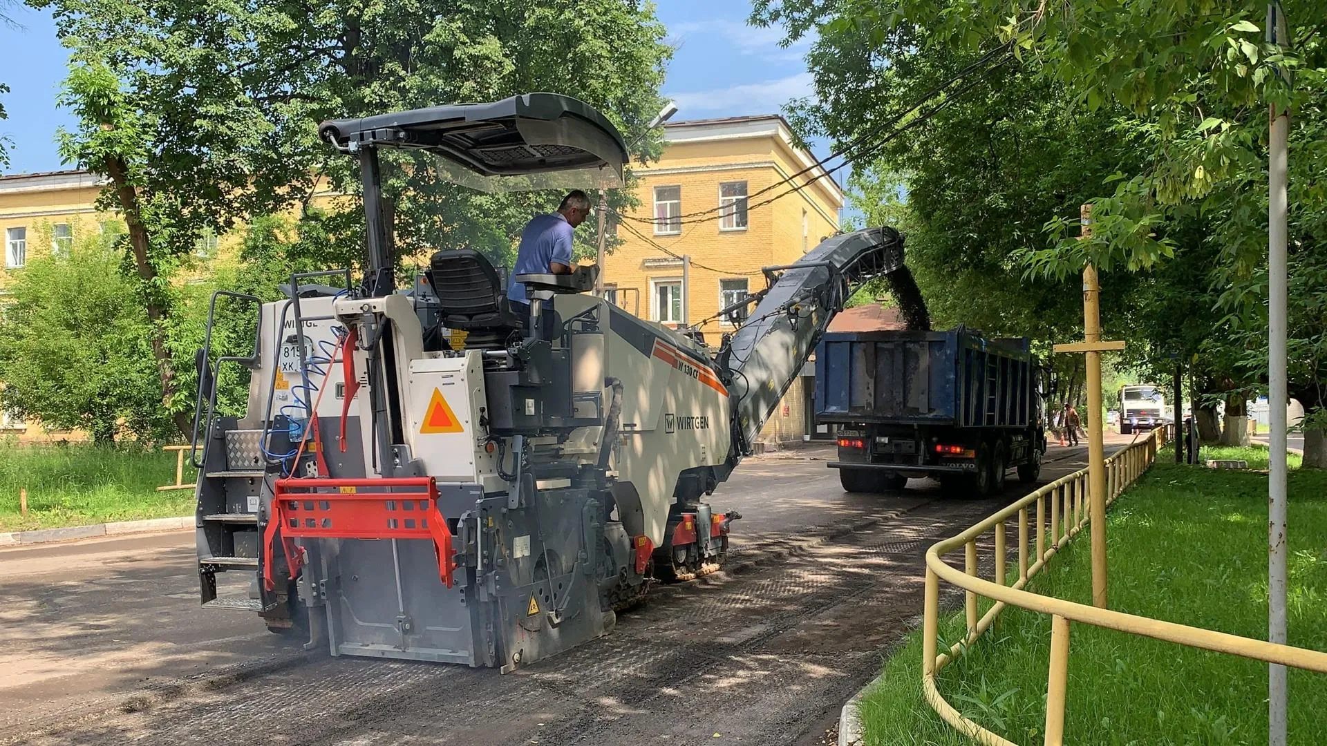 Рабочие приступили к ремонту асфальтового покрытия в Подольске на Бережковском проезде