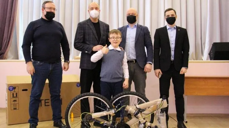 Юный житель Красногорска получил велосипед в рамках акции «Елка желаний»