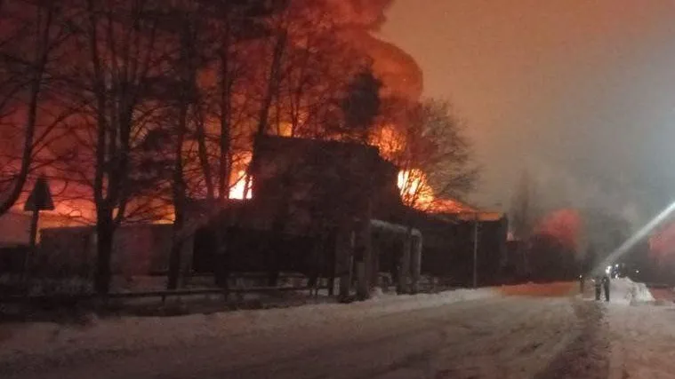 Столб огня и дыма: опубликовано видео мощного пожара на заводе в Гатчине