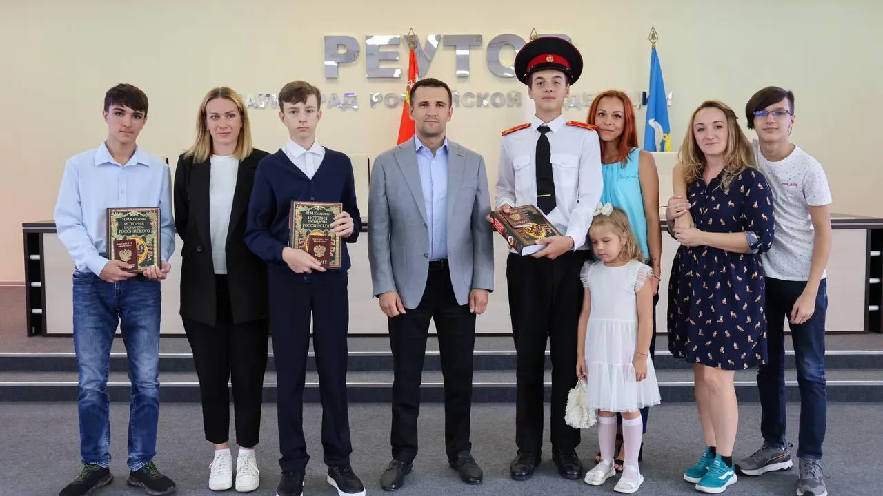 Подростки из Реутова получили паспорта в День государственного флага