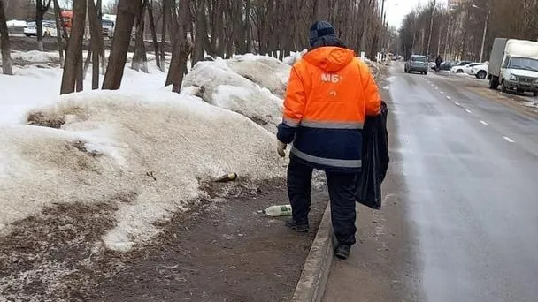 Территорию микрорайона Климовск Подольска начали убирать от мусора после зимы