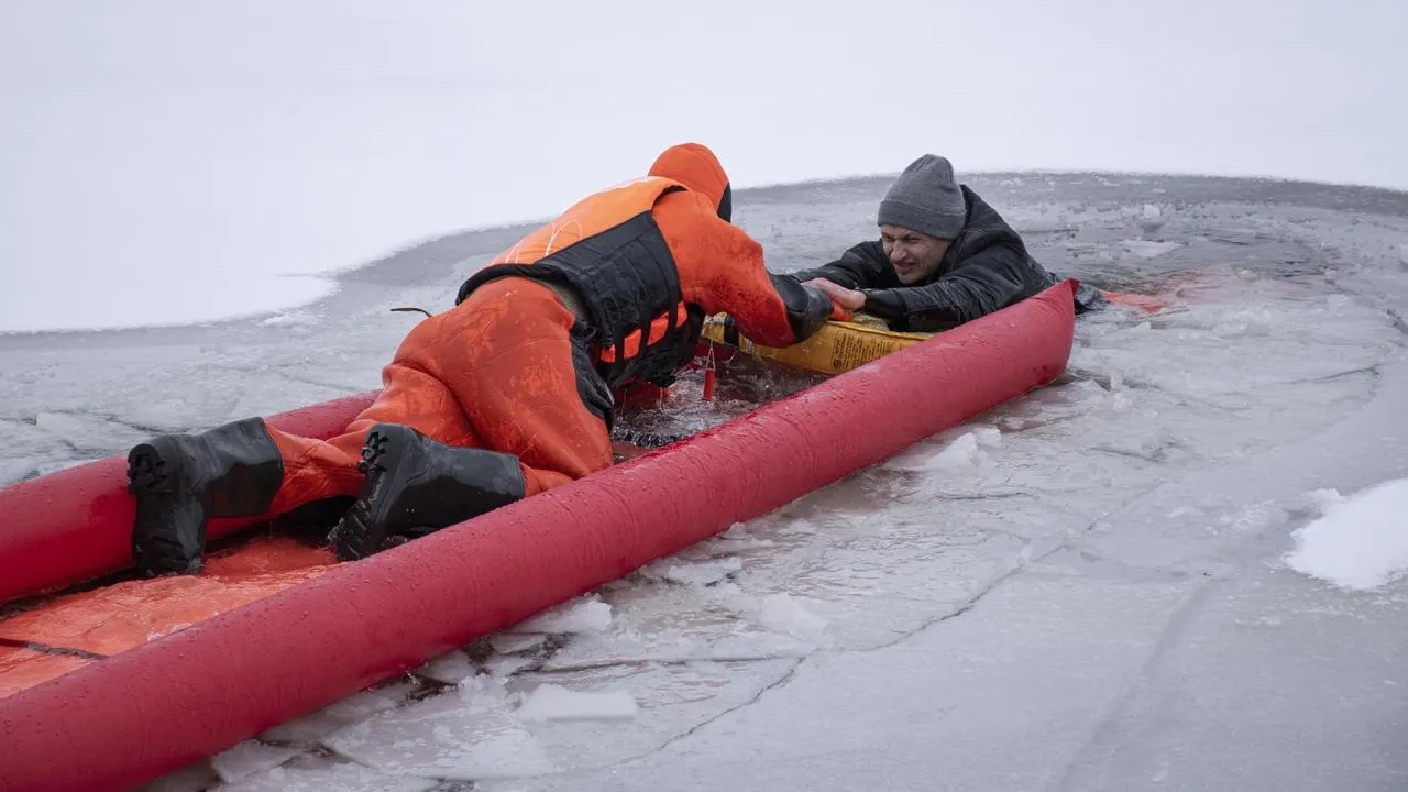 На озере Сенеж в Солнечногорске провели тренировку по спасению пострадавшего из полыньи