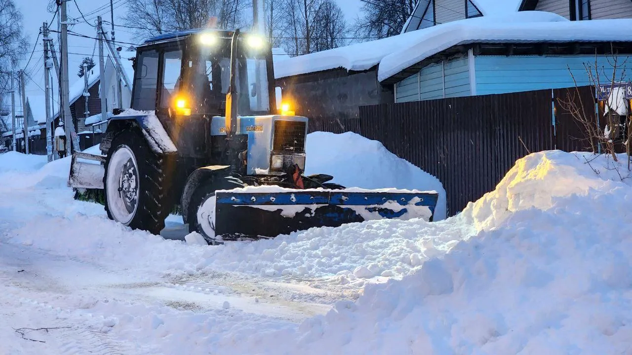 Более 200 единиц спецтехники и 300 дворников убирают снег в Солнечногорске