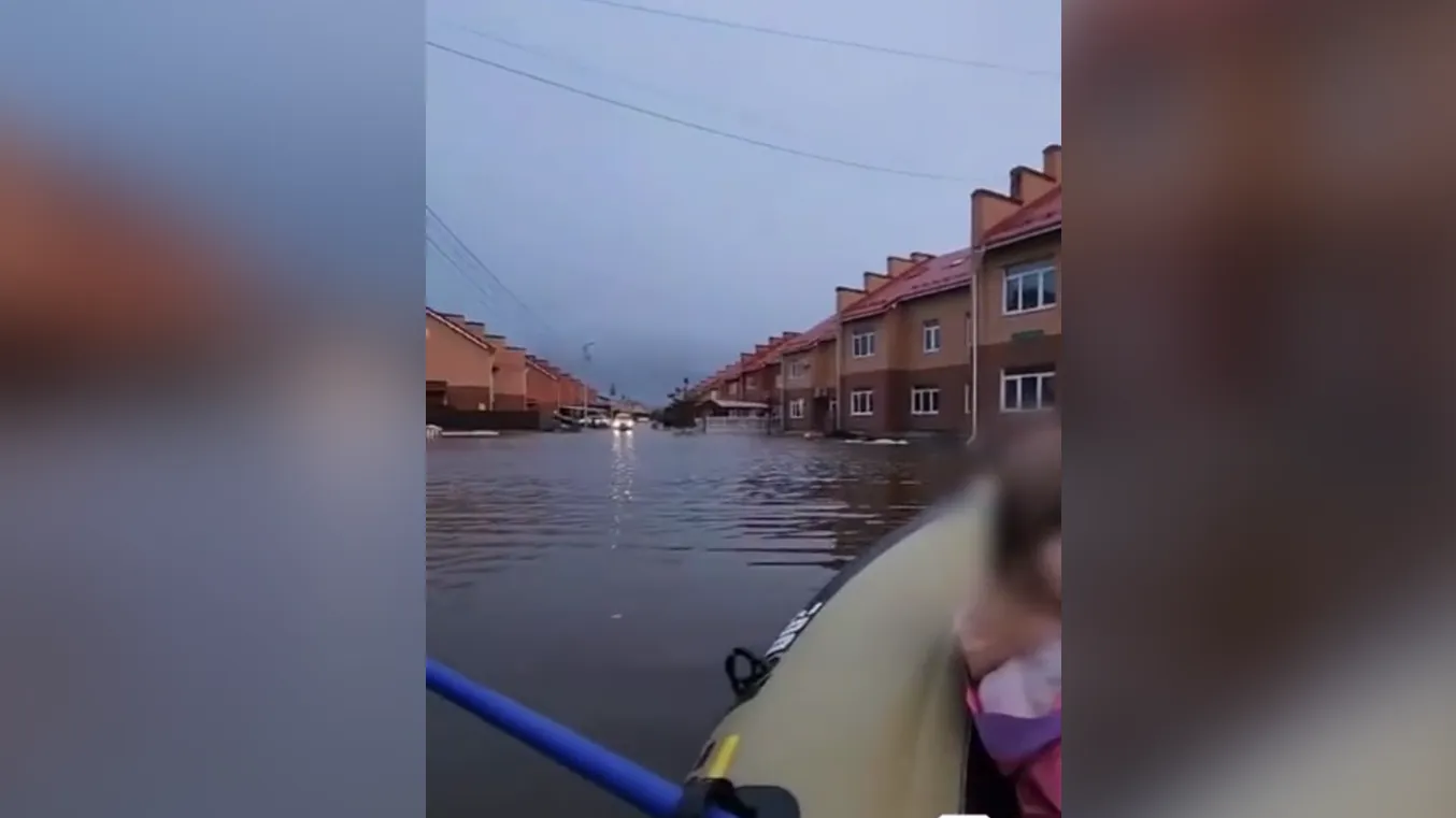 Коммунальщики борются с последствиями паводка в подмосковном поселке «Маленькая Шотландия»