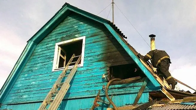 Пожарным понадобилось 4,5 часа на ликвидацию возгорания в доме в Балашихе