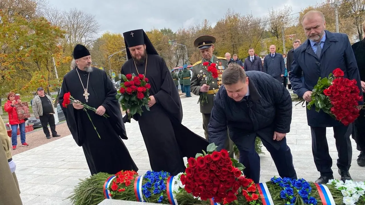 Глава Подольска возложил цветы к памятнику Подольским курсантам