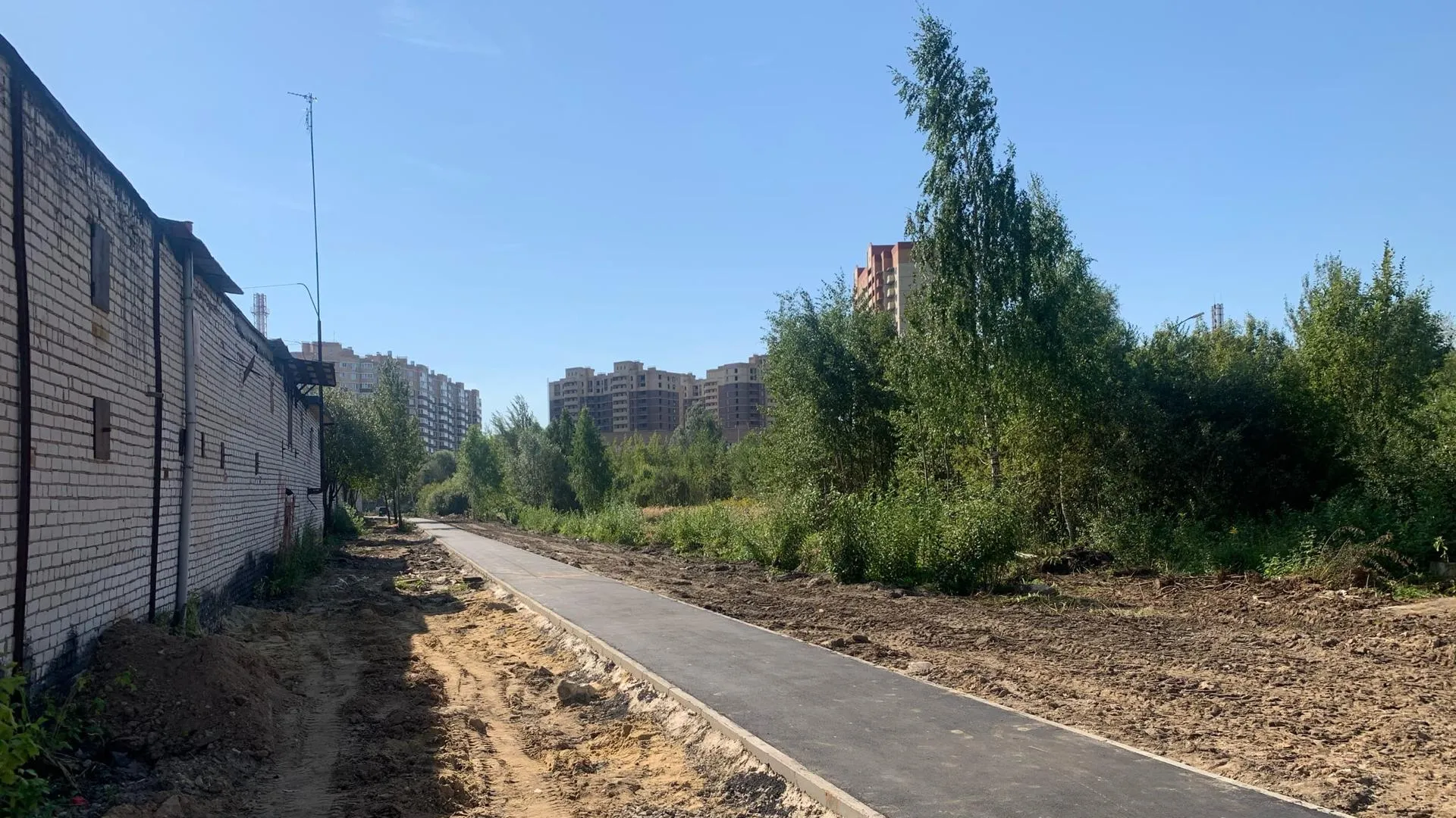 В микрорайоне Климовск Подольска на 70% завершили работы по прокладке тротуаров