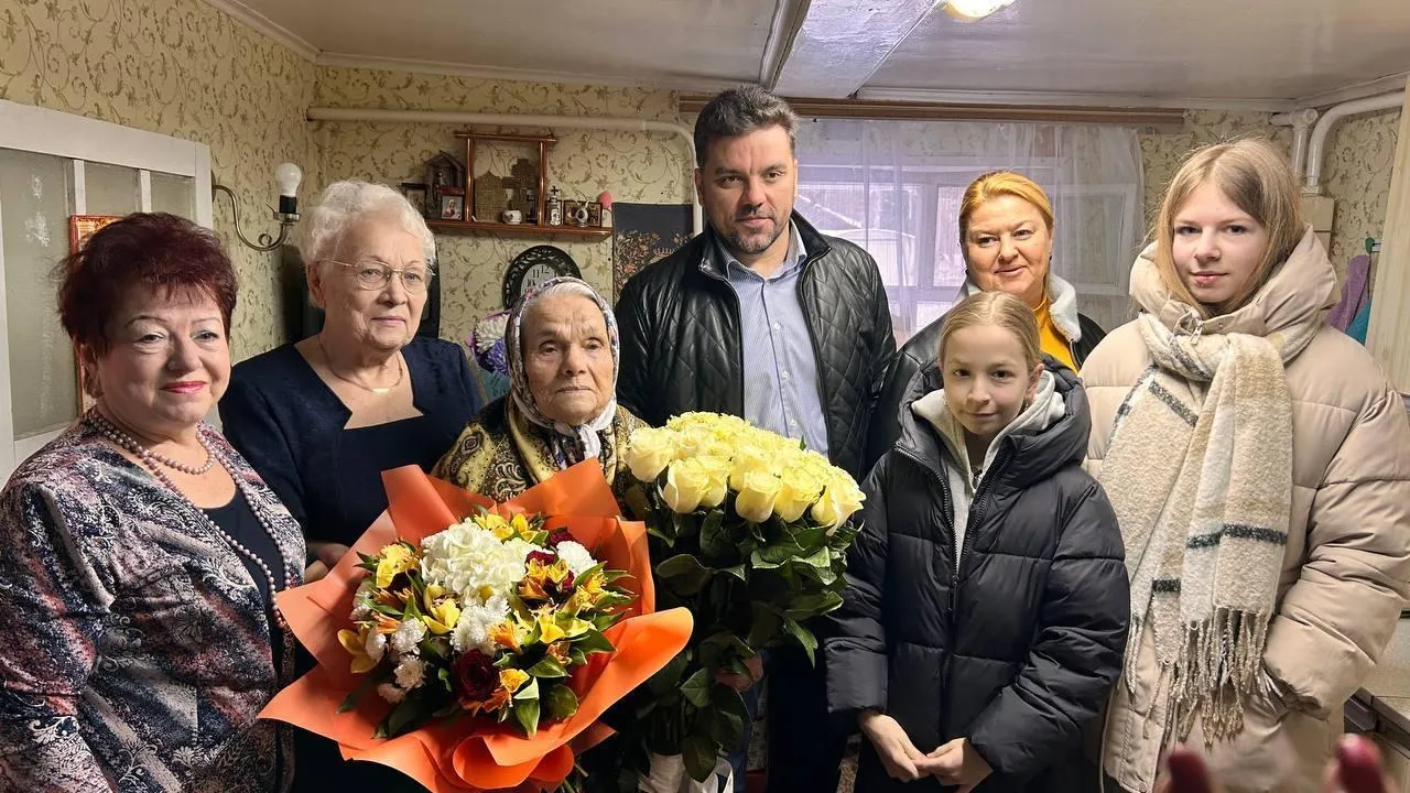 Глава Можайского округа Денис Мордвинцев поздравил с юбилеем участницу ВОВ