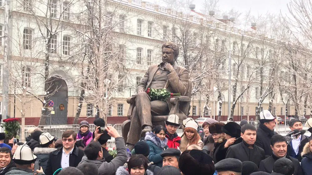 Памятник писателю Чингизу Айтматову открыли в Москве