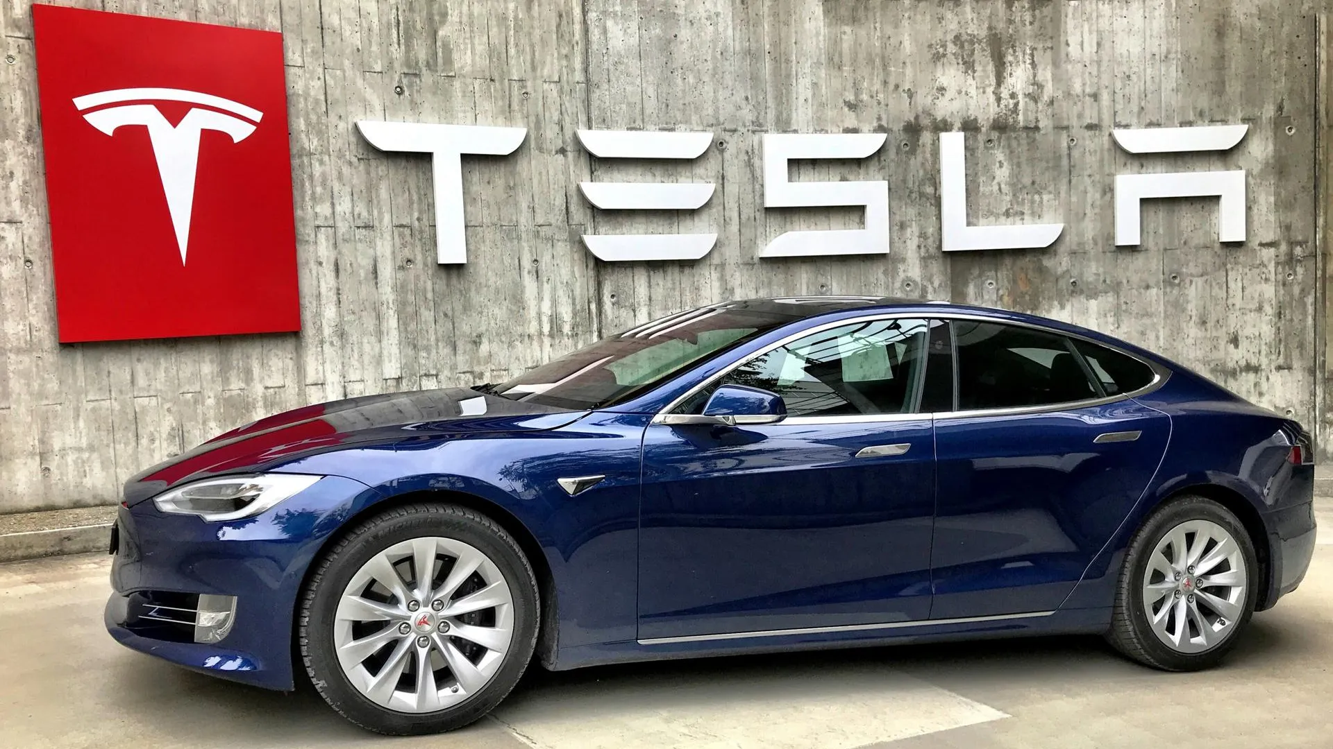 Tesla в I квартале сократила поставки электромобилей почти на 13%