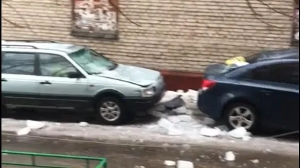 Лед упал с крыши дома и повредил две иномарки в микрорайоне Подольска