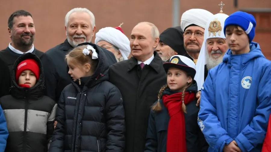 Путин поговорил с детьми участников спецоперации на Красной площади