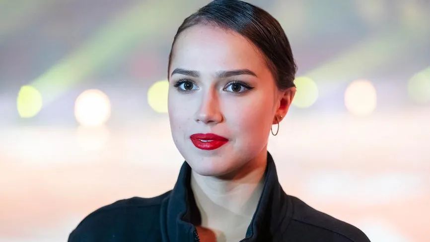 Фигуристка Алина Загитова похвасталась идеальной фигурой в мини