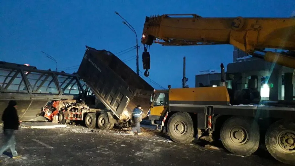 Спасатели Балашихи рассказали, как вызволяли водителя снесшего надземный переход грузовика