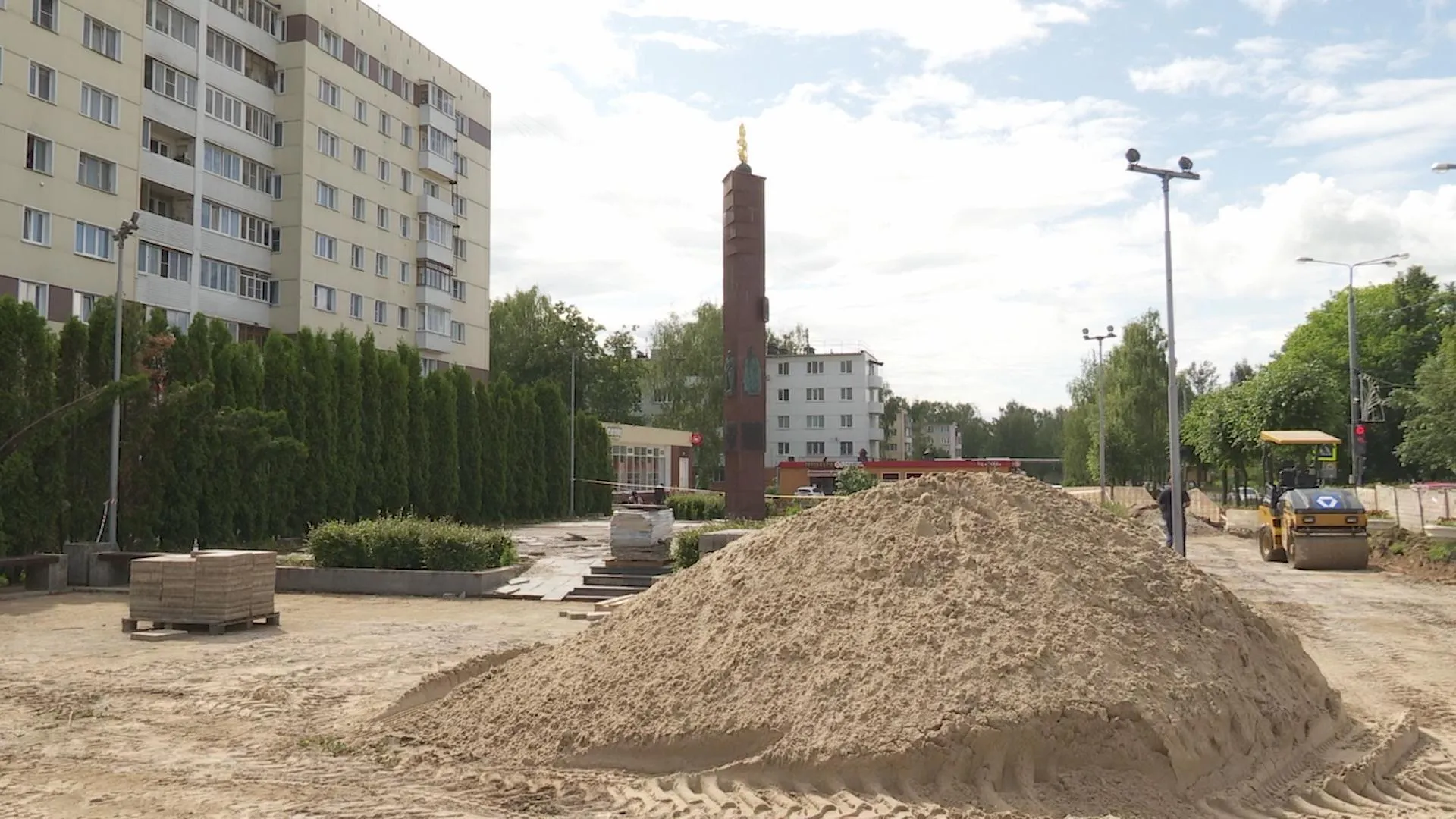 В Клину благоустраивают территорию у стелы «Город воинской доблести»