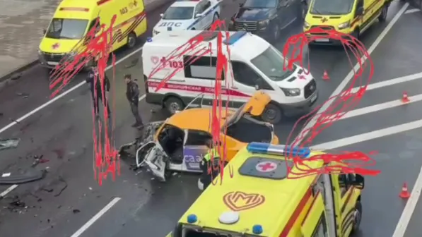 Пять человек пострадали в жутком лобовом ДТП с такси на западе Москвы