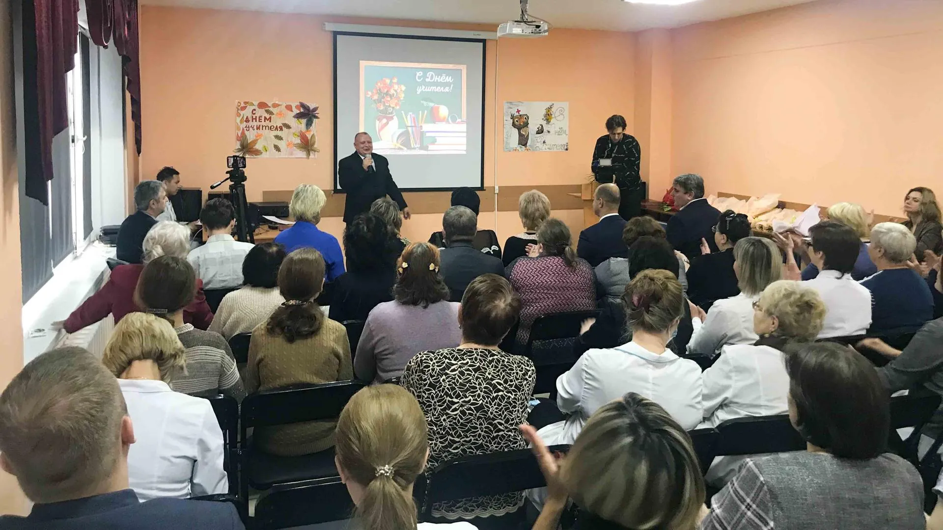 Депутаты Люберец поздравили учителей с профессиональным праздником
