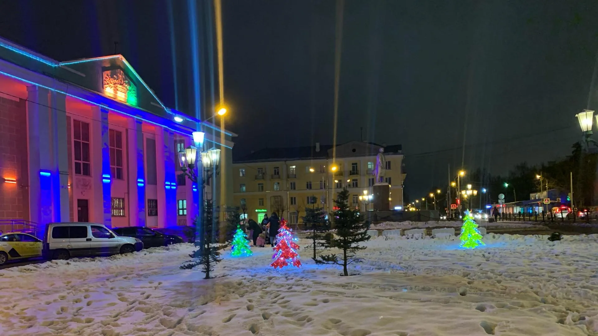 Вандалы повредили 2 световые ели на бульваре Льва Толстого в Подольске