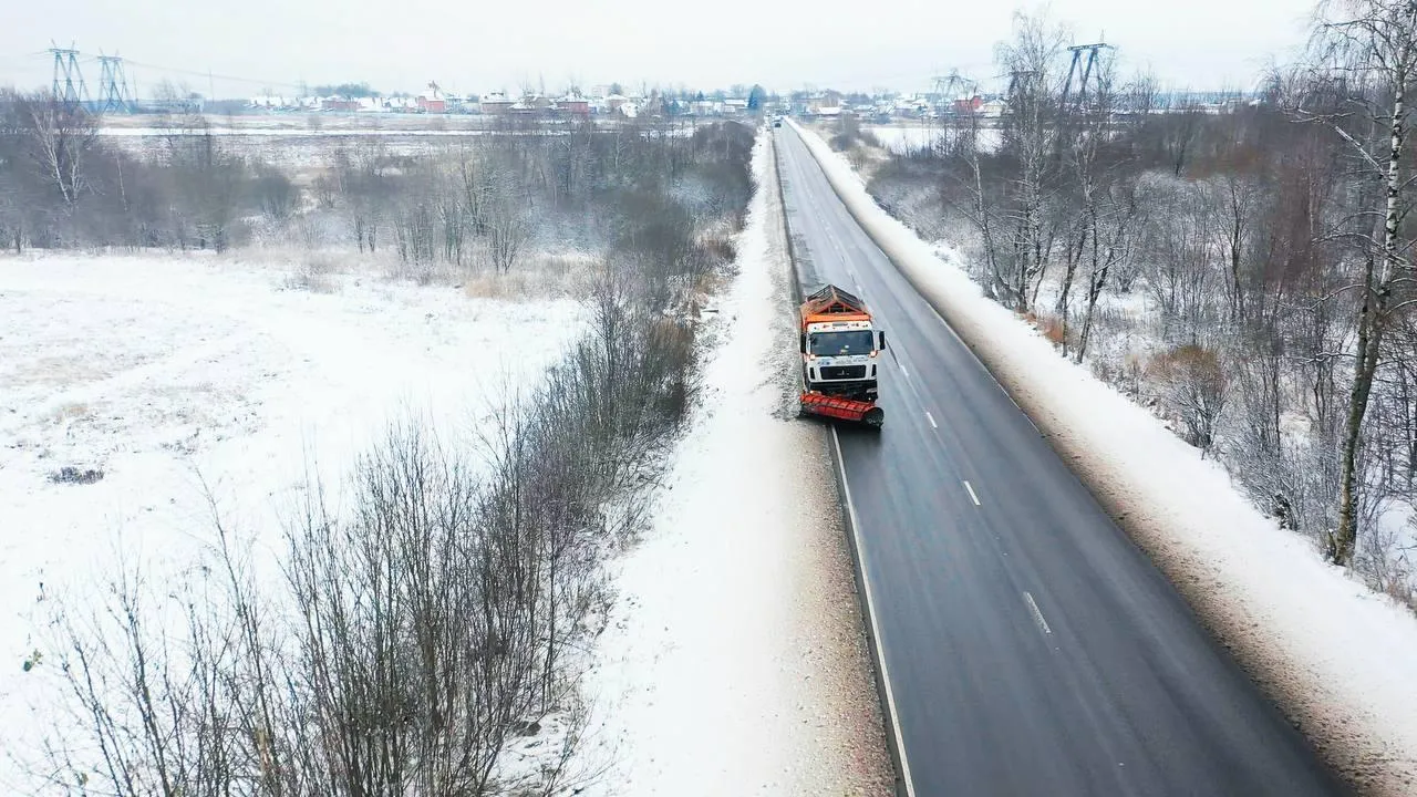Дорожные службы Подмосковья обработали против скользкости региональные дороги