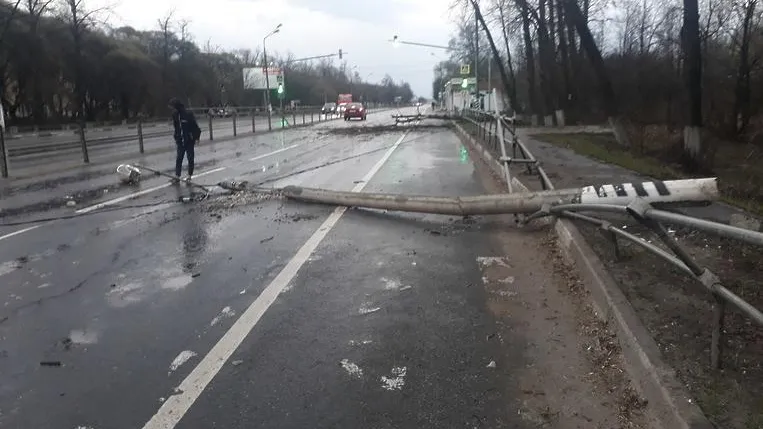 Поваленные в ураган деревья убирают в Люберцах