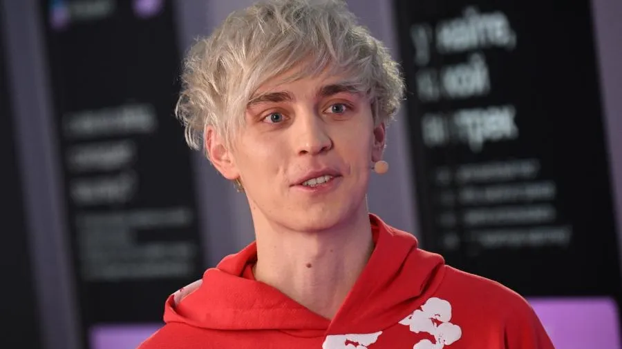 Блогер Влад А4 требует 200 тыс рублей за платье и детские лосины с его лицом